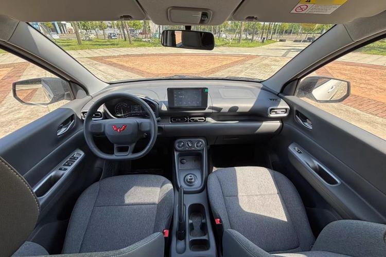 Used Wuling Hongguang New Energy 2025 Extended-Range Hybrid 50KM Comfort Version Interior 4