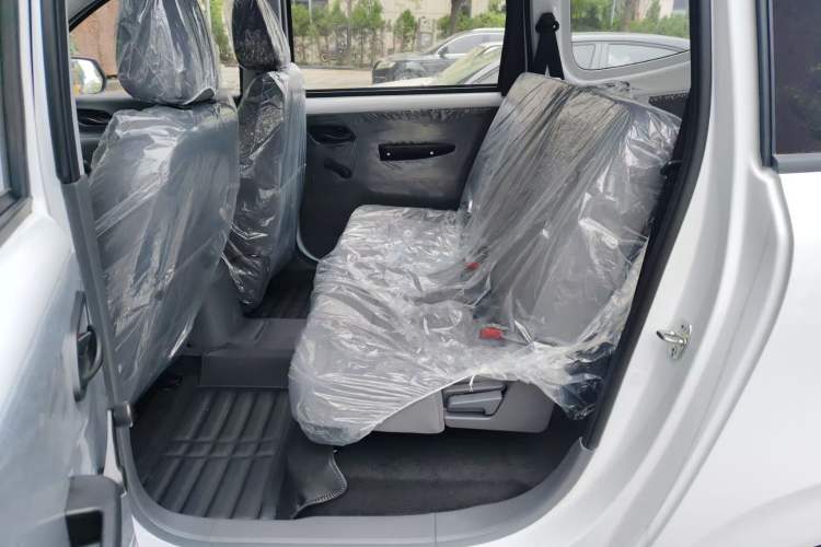Used Wuling Hongguang New Energy 2025 Extended-Range Hybrid 50 km Standard Version Interior 4