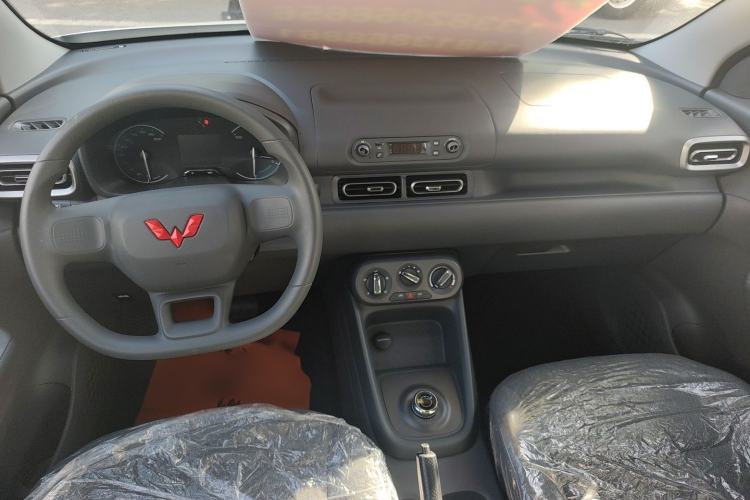 Used Wuling Hongguang New Energy 2025 Extended-Range Hybrid 50 km Utility Version Interior 4