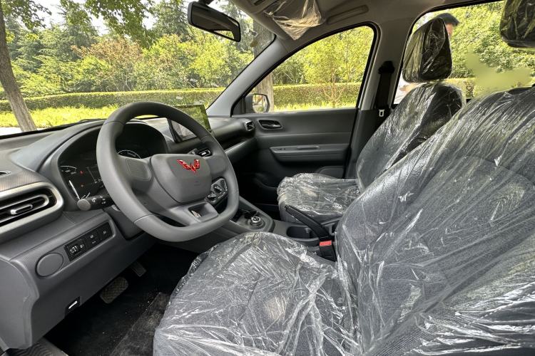 Used Wuling Hongguang New Energy 2025 Extended-Range Hybrid 50 km Standard Version Interior 4