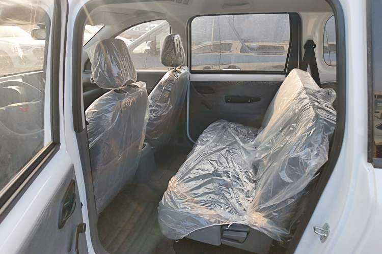 Used Wuling Hongguang New Energy 2025 Extended-Range Hybrid 50 km Standard Version Interior 4