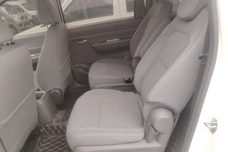 Used Wuling Hongguang New Energy 2025 Extended-Range Hybrid 50KM Comfort Version Interior 4
