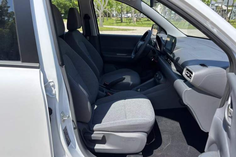 Used Wuling Hongguang New Energy 2025 Extended-Range Hybrid 50KM Comfort Version Interior 5