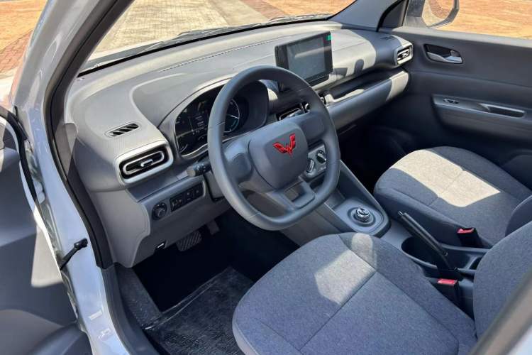 Used Wuling Hongguang New Energy 2025 Extended-Range Hybrid 50KM Comfort Version Interior 8