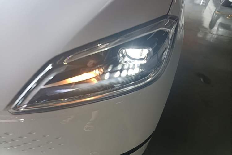 Used Wuling Hongguang New Energy 2025 Extended-Range Hybrid 50KM Comfort Version Left Front Headlight