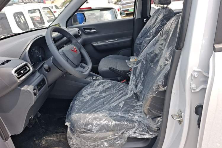 Used Wuling Hongguang New Energy 2025 Extended-Range Hybrid 50KM Comfort Version Left Front Seat