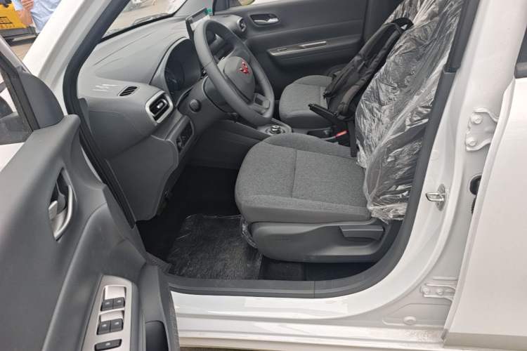 Used Wuling Hongguang New Energy 2025 Model Range-Extending Hybrid 150KM Comfort Edition Left Front Seat