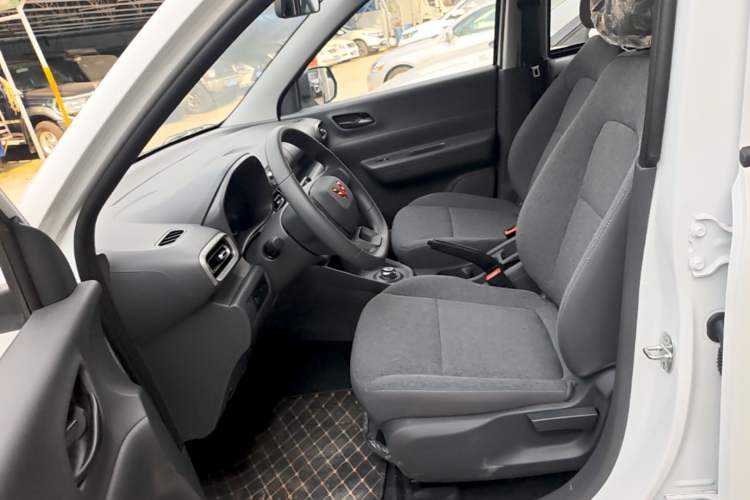 Used Wuling Hongguang New Energy 2025 Extended-Range Hybrid 50 km Utility Version Left Front Seat