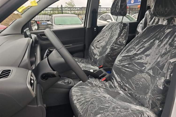 Used Wuling Hongguang New Energy 2025 Extended-Range Hybrid 50KM Comfort Version Left Front Seat