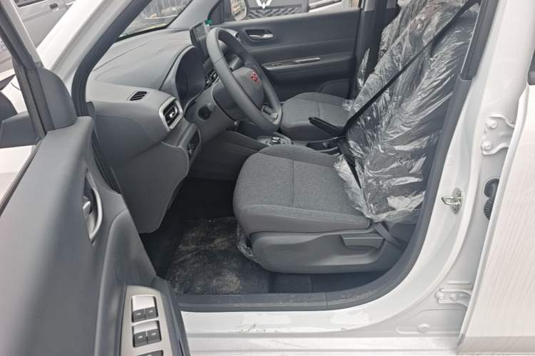 Used Wuling Hongguang New Energy 2025 Model Range-Extending Hybrid 150KM Comfort Edition Left Front Seat
