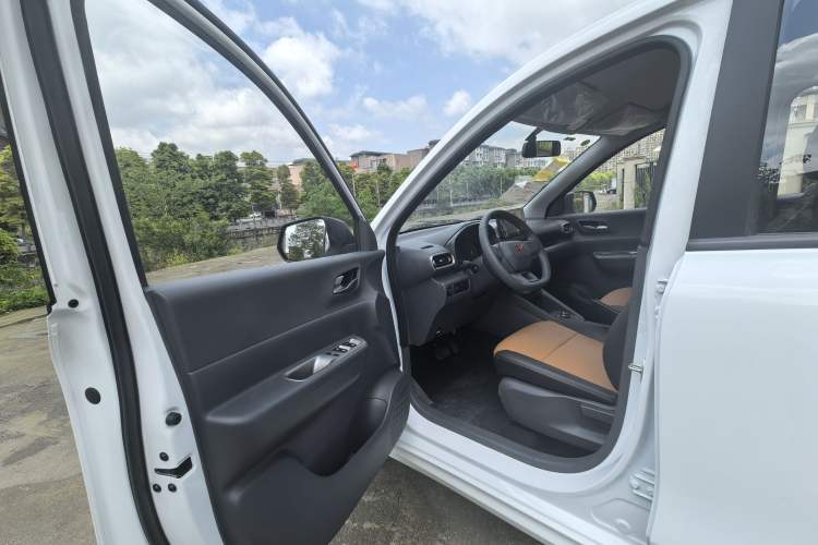 Used Wuling Hongguang New Energy 2025 Extended-Range Hybrid 50KM Comfort Version Left Front Seat