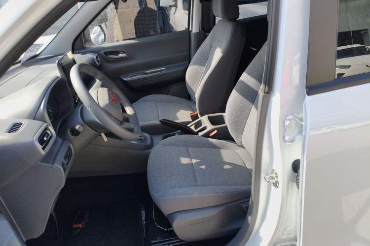Used Wuling Hongguang New Energy 2025 Extended-Range Hybrid 50KM Comfort Version Left Front Seat