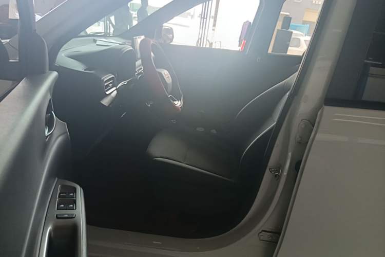 Used Wuling Hongguang New Energy 2025 Extended-Range Hybrid 50KM Comfort Version Left Front Seat