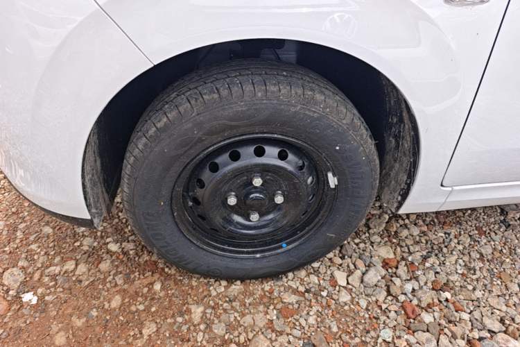 Used Wuling Hongguang New Energy 2025 Extended-Range Hybrid 50 km Standard Version Left Front Wheel Hub