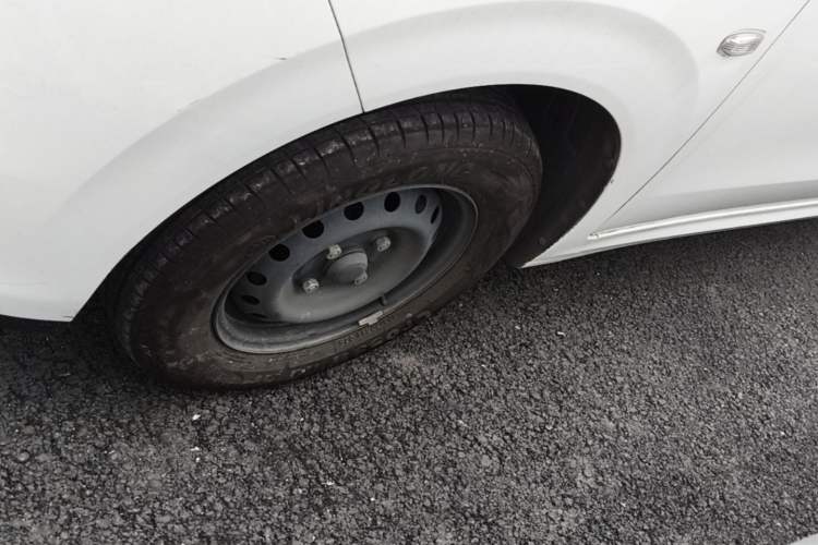 Used Wuling Hongguang New Energy 2025 Extended-Range Hybrid 50 km Utility Version Left Front Wheel Hub