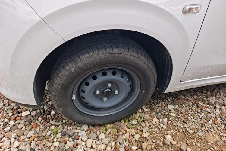 Used Wuling Hongguang New Energy 2025 Extended-Range Hybrid 50 km Standard Version Left Front Wheel Hub