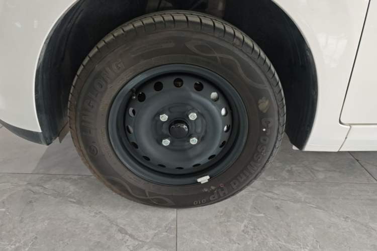 Used Wuling Hongguang New Energy 2025 Extended-Range Hybrid 50 km Standard Version Left Front Wheel Hub