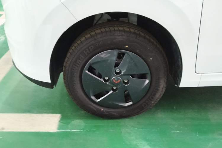 Used Wuling Hongguang New Energy 2025 Model Range-Extending Hybrid 150KM Comfort Edition Left Front Wheel Hub
