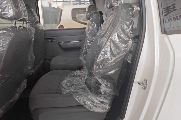 Used Wuling Hongguang New Energy 2025 Extended-Range Hybrid 50KM Comfort Version Left Rear Seat