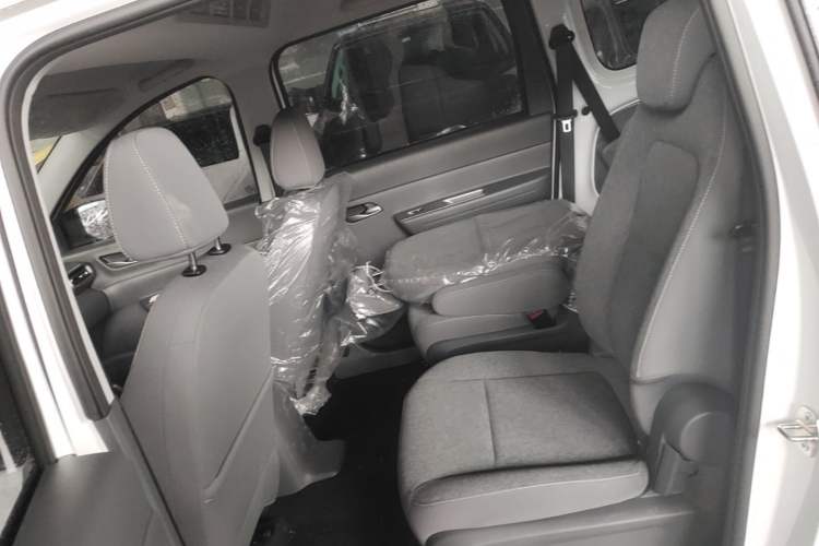 Used Wuling Hongguang New Energy 2025 Extended-Range Hybrid 50KM Comfort Version Left Rear Seat