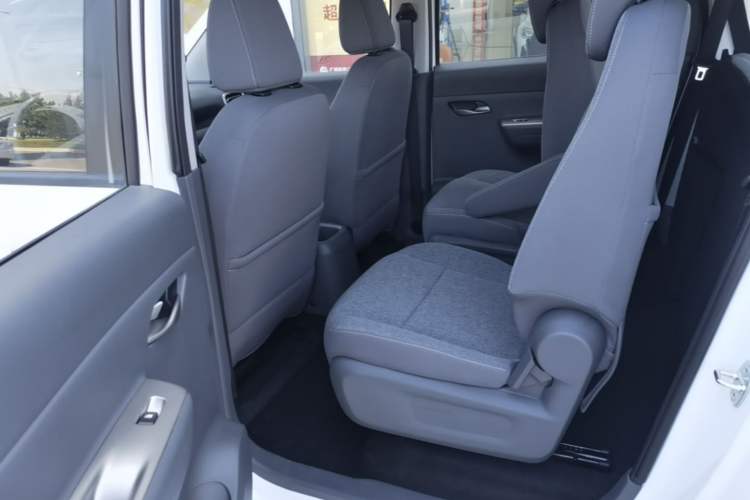 Used Wuling Hongguang New Energy 2025 Extended-Range Hybrid 50KM Comfort Version Left Rear Seat