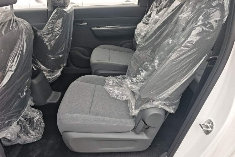 Used Wuling Hongguang New Energy 2025 Model Range-Extending Hybrid 150KM Comfort Edition Left Rear Seat