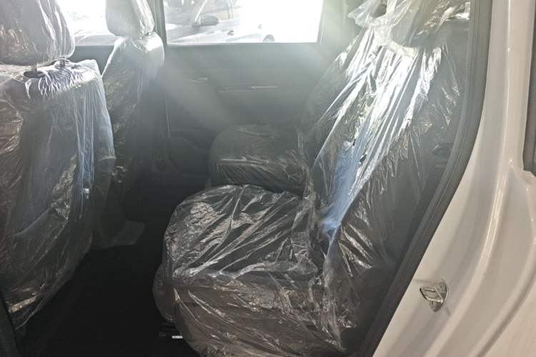 Used Wuling Hongguang New Energy 2025 Model Range-Extending Hybrid 150KM Comfort Edition Left Rear Seat