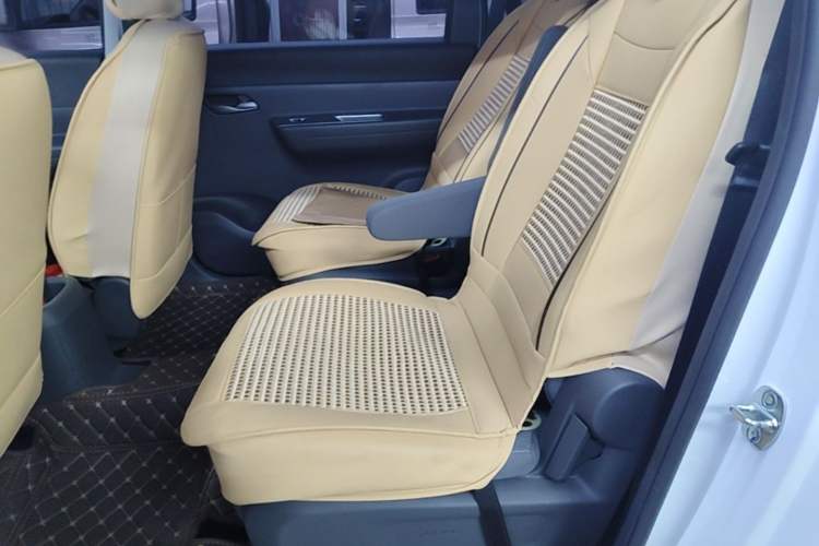 Used Wuling Hongguang New Energy 2025 Extended-Range Hybrid 50KM Comfort Version Left Rear Seat