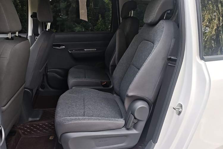Used Wuling Hongguang New Energy 2025 Model Range-Extending Hybrid 150KM Comfort Edition Left Rear Seat