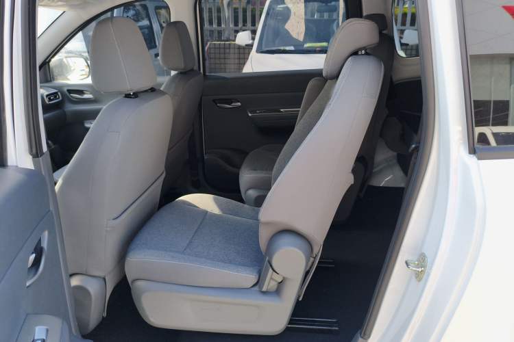 Used Wuling Hongguang New Energy 2025 Extended-Range Hybrid 50KM Comfort Version Left Rear Seat