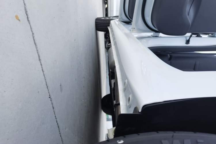 Used Wuling Hongguang New Energy 2025 Extended-Range Hybrid 50KM Comfort Version Left Side Sill