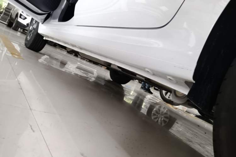 Used Wuling Hongguang New Energy 2025 Extended-Range Hybrid 50KM Comfort Version Left Side Sill