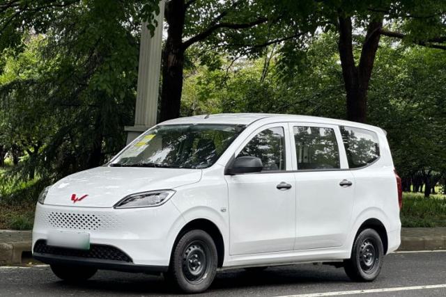 Ojetý Wuling Hongguang New Energy 2025 Extended-Range Hybrid 50 km Standard Version