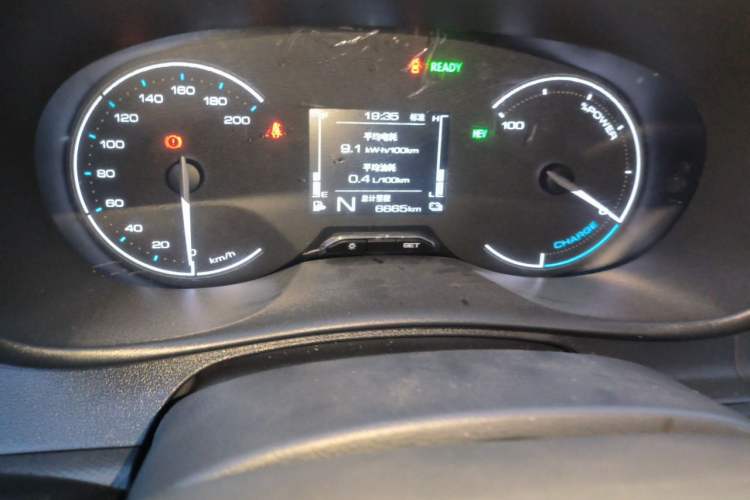 Used Wuling Hongguang New Energy 2025 Extended-Range Hybrid 50 km Standard Version Odometer Close Up