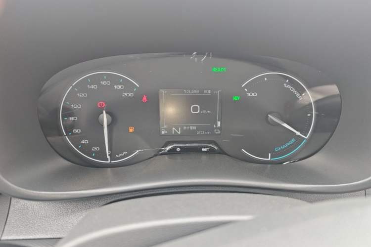 Used Wuling Hongguang New Energy 2025 Model Range-Extending Hybrid 150KM Comfort Edition Odometer Close Up