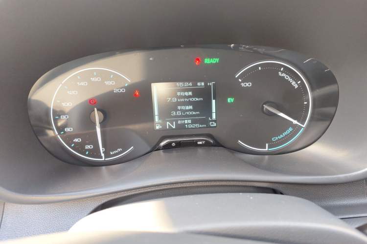 Used Wuling Hongguang New Energy 2025 Extended-Range Hybrid 50 km Standard Version Odometer Close Up