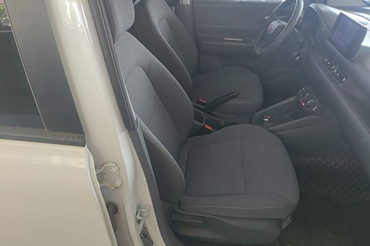 Used Wuling Hongguang New Energy 2025 Extended-Range Hybrid 50KM Comfort Version Right Front Seat