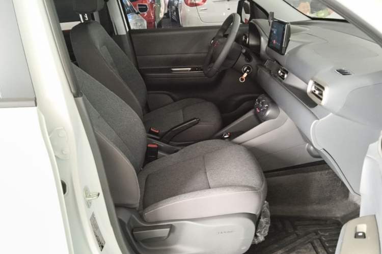 Used Wuling Hongguang New Energy 2025 Model Range-Extending Hybrid 150KM Comfort Edition Right Front Seat