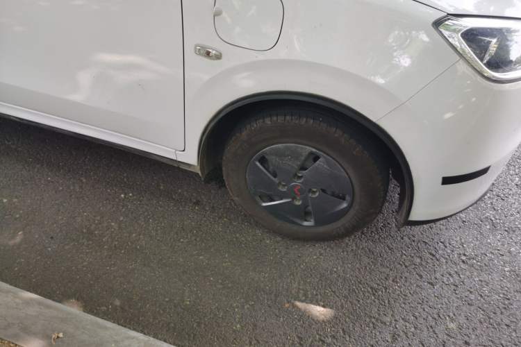 Used Wuling Hongguang New Energy 2025 Extended-Range Hybrid 50KM Comfort Version Right Front Wheel Hub