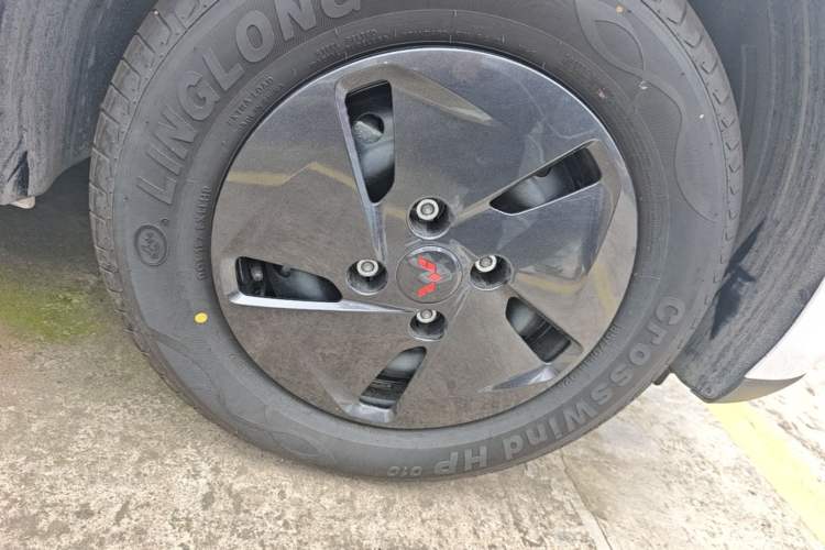 Used Wuling Hongguang New Energy 2025 Model Range-Extending Hybrid 150KM Comfort Edition Right Front Wheel Hub