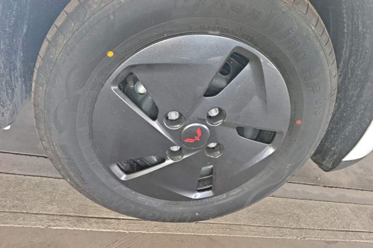 Used Wuling Hongguang New Energy 2025 Model Range-Extending Hybrid 150KM Comfort Edition Right Front Wheel Hub