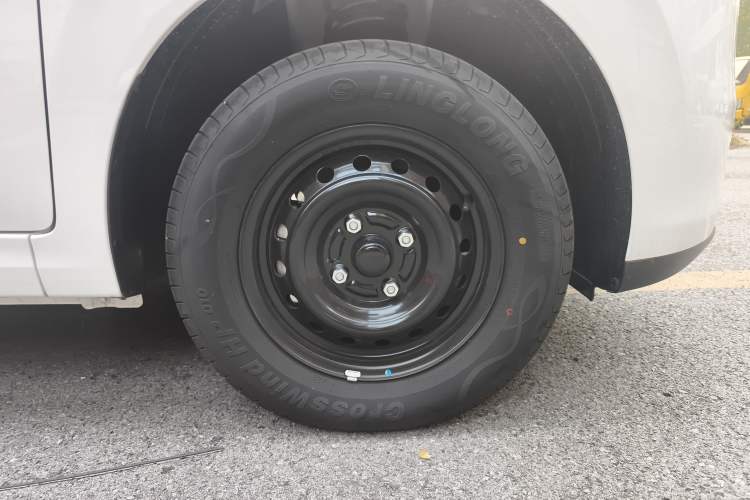 Used Wuling Hongguang New Energy 2025 Extended-Range Hybrid 50 km Standard Version Right Front Wheel Hub