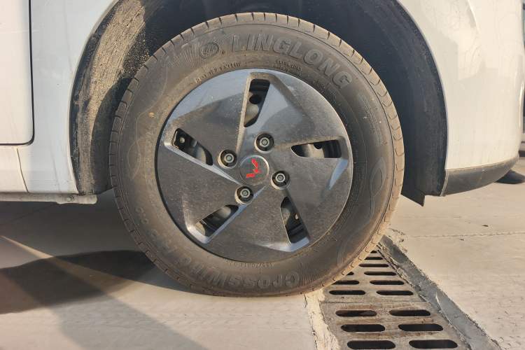 Used Wuling Hongguang New Energy 2025 Extended-Range Hybrid 50KM Comfort Version Right Front Wheel Hub