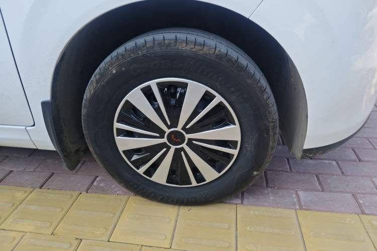 Used Wuling Hongguang New Energy 2025 Extended-Range Hybrid 50KM Comfort Version Right Front Wheel Hub