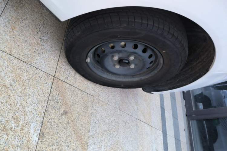 Used Wuling Hongguang New Energy 2025 Extended-Range Hybrid 50 km Standard Version Right Front Wheel Hub