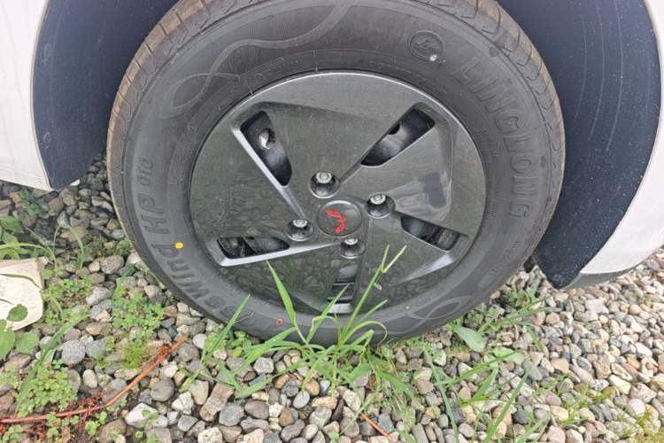 Used Wuling Hongguang New Energy 2025 Model Range-Extending Hybrid 150KM Comfort Edition Right Front Wheel Hub