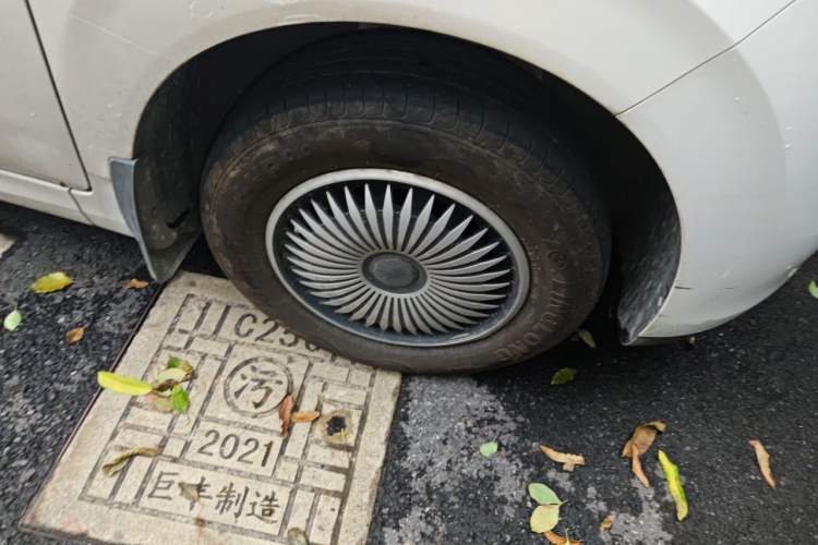 Used Wuling Hongguang New Energy 2025 Extended-Range Hybrid 50 km Standard Version Right Front Wheel Hub