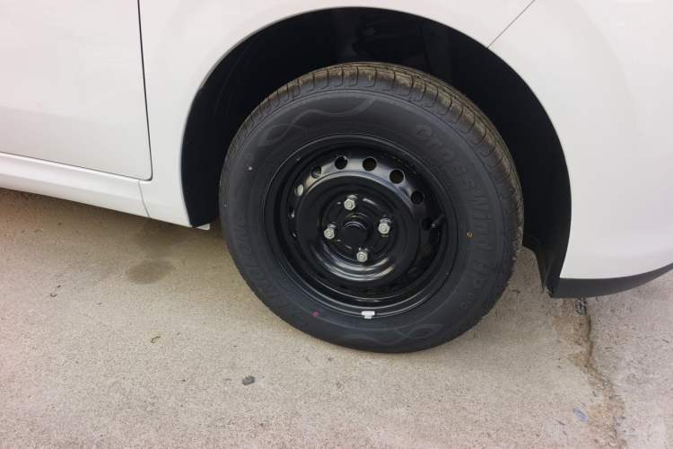 Used Wuling Hongguang New Energy 2025 Extended-Range Hybrid 50 km Utility Version Right Front Wheel Hub