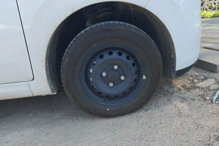 Used Wuling Hongguang New Energy 2025 Model Range-Extending Hybrid 150KM Standard Edition Right Front Wheel Hub