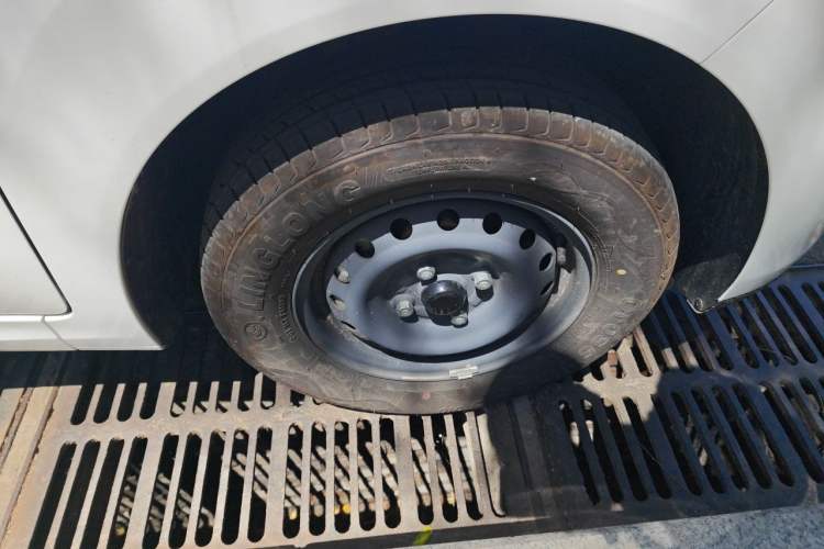 Used Wuling Hongguang New Energy 2025 Extended-Range Hybrid 50 km Utility Version Right Front Wheel Hub